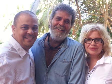 Lester Hamlet con los actores Luis Alberto García e Isabel Santos