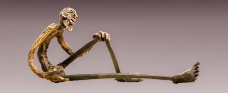 "L'homme assis" - Vincent de Paul ZOUNGRANA - 2015 - 27cm Alt x 53cm A x 27cm P - Bronce y metal reciclado