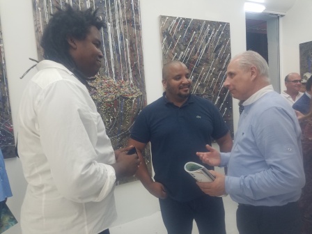 Sr. José Carlos de Santiago junto a los artistas Alejandro Lescay y Michel Mirabal 