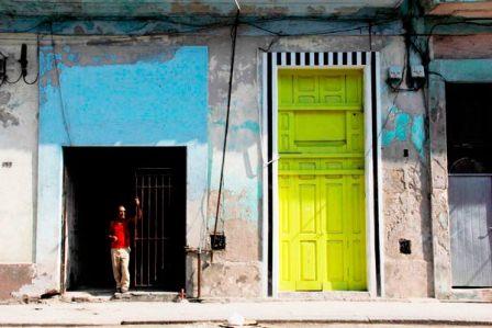 Daniel Buren. La ronde des couleurs et ses cadres blancs...  Cortesía de Galleria Continua