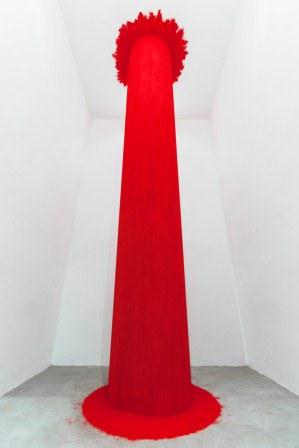 Anish Kapoor. Endlees Column, 1992-2015  Fibra de vidrio y pigmento rojo, 440 x60 x60 cm  Cortesía de Galleria Continua
