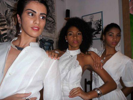 Modelos exhibiendo las piezas de Abrahantes Joyería