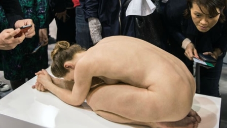 La obra de la 'mujer desnuda', creada por el australiano Sam Jinks, fue la más fotografiada en el Art Bassel (Anthony Wallace/GettyImages/Archivo).