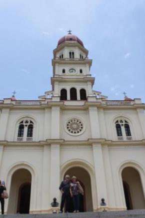 Paco Torreblanca junto a su esposa, en la Iglesia del Cobre, en Santiago de Cuba