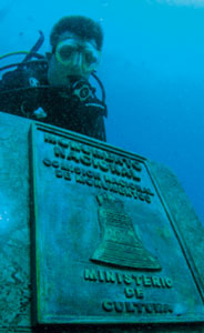 Tarja de Monumento Nacional emplazada en la cubierta del Almirante Oquendo