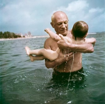  Robert Capa, [Pablo Picasso jugando en el agua con su hijo Claude, Vallauris, Francia], 1948. © Robert Capa/International Center of Photography/Magnum Photos   