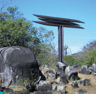 La obra Meditación, del escultor Issci Amemiya, en el parque Baconao