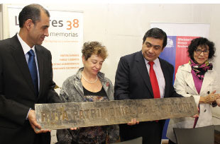 El ministro de Bienes Nacionales, Víctor Osorio, sostiene uno de los hitos de las Rutas. El ministro de Bienes Nacionales, Víctor Osorio, sostiene uno de los hitos de las Rutas.