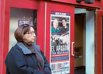 La periodista Loly Estevez a la entrada de la sede de Teatro Rodante, en Nueva York.