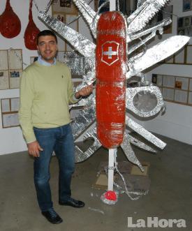 Curador. Balbi dando detalles de la muestra junto a la obra de Thomas Hirschhorn, que da nombre a la exposición. 