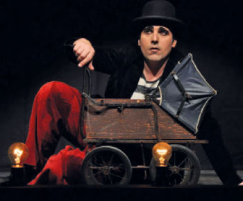 Manuel Santos, actor y director de «el bachín teatro», en la obra Esperando por Carmela