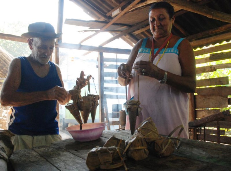 Personas confeccionan el Cucurucho, dulce de la repostería tradicional baracoense
