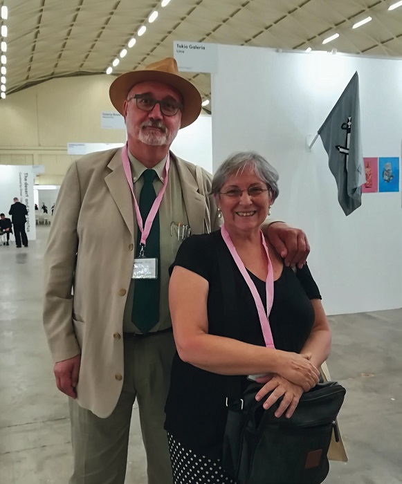 El crítico de arte Ramón Casalé y nuestra enviada especial Cristina Fonollosa en el área expositiva de Swab Barcelona.