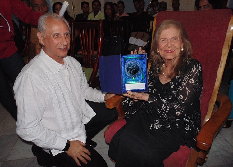 José Carlos de Santiago entrega el Premio Excelencias Cuba a Carilda Oliver Labra