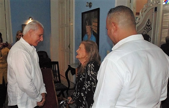 Carilda Oliver Labra, junto a Raidel Hernández, conversa con José Carlos de Santiago
