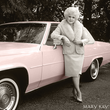 MAry Kay junto a su auto