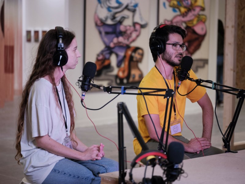 Artistas hablando durante Swab Radio