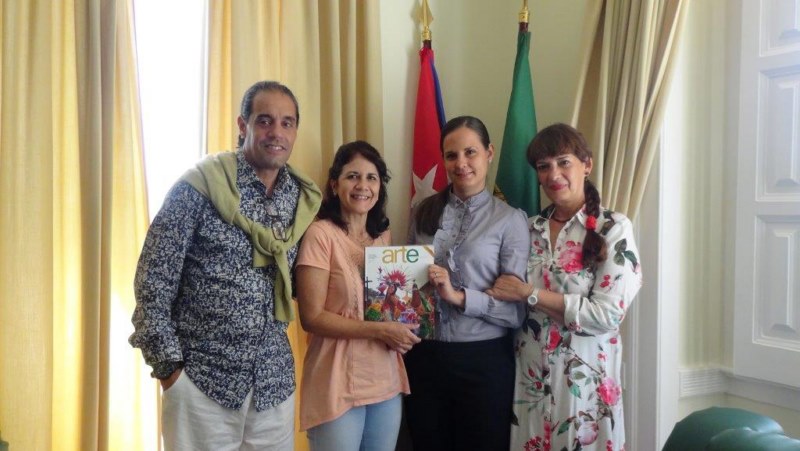 Anabel Serrallonga with Cuban painters Niurka Bou and Raonel Puentes 