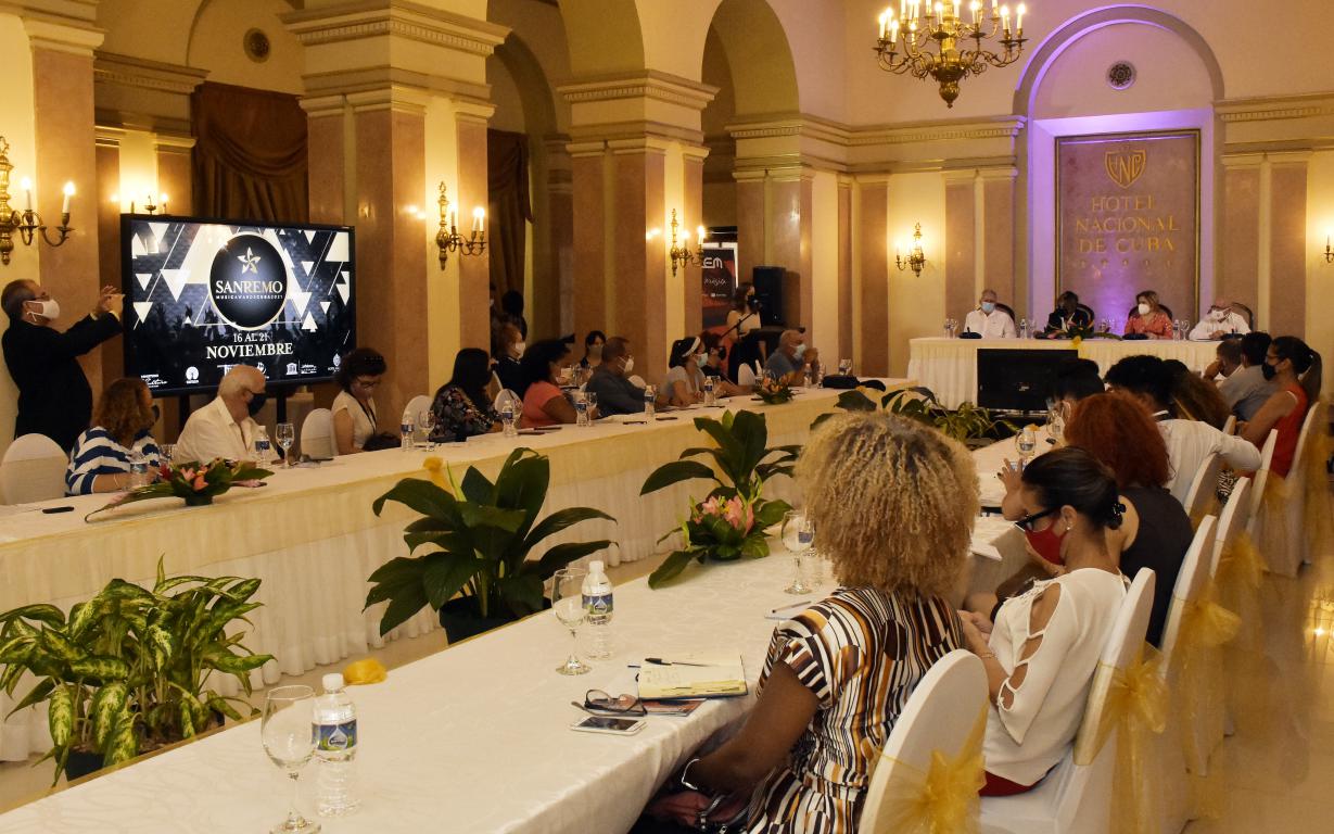 Conferencia prensa festival san remo en Cuba. público asistente 