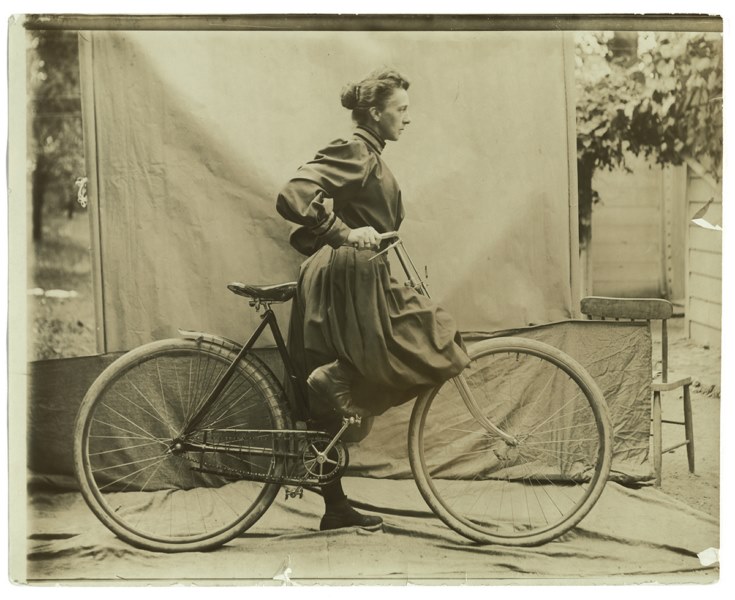 Alice Austen. Daisy Elliott with a bycicle, hacia 1895. Collection of Historic Richmond Town