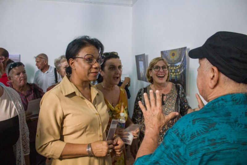 El artista Roberto Chile dialoga con Inés María Chapman Waugh, Vice primera ministra de la República de Cuba, presente en el acto inaugural/ Foto: Daniel Álvarez 