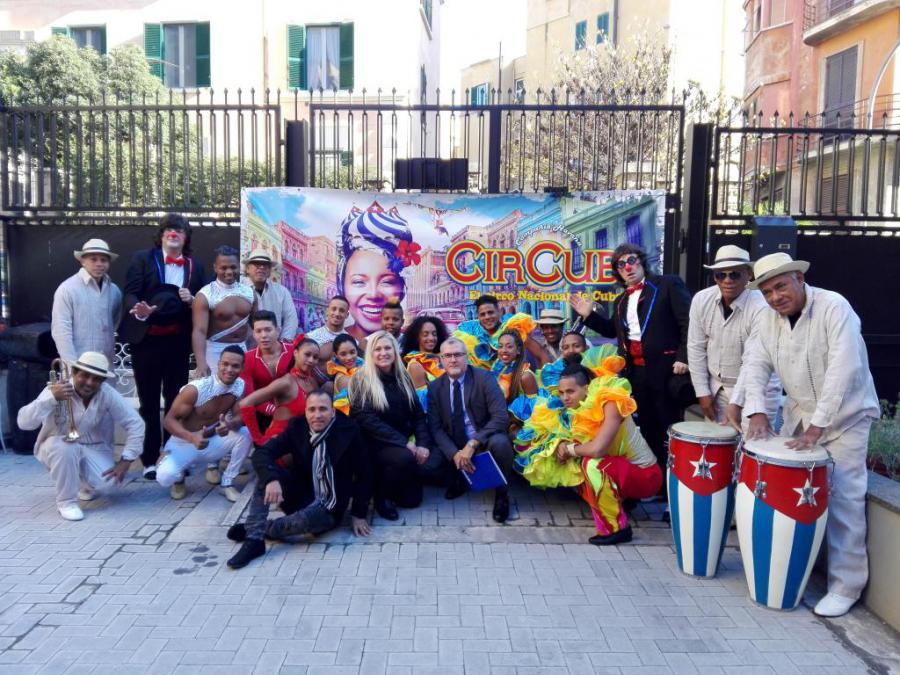 Encuentro del Embajador de Cuba en Italia con integrantes de Circuba (Compañía Havana)