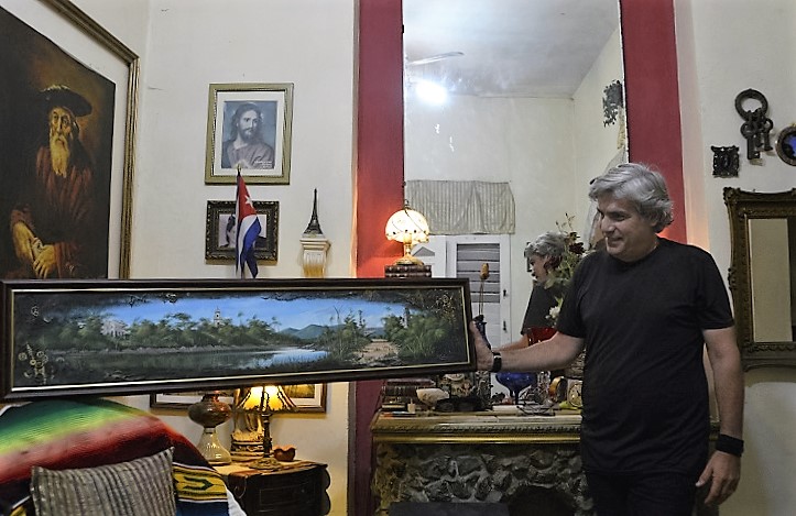 El pintor matancero muestra una de sus obras 