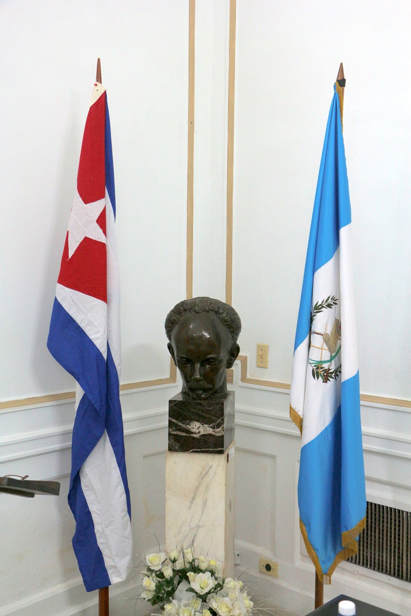 busto de Martí entre banderas 
