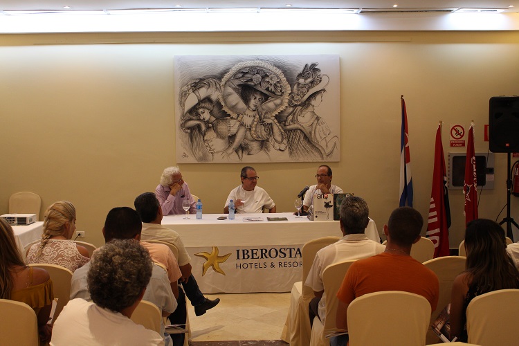 El historiador Víctor Echeganusía, el editor jefe de Arte, Alexis Triana y el arquitecto Lázaro Morgano