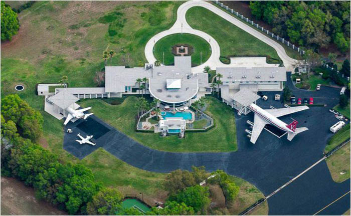 La casa de John  Travolta y todos sus aviones