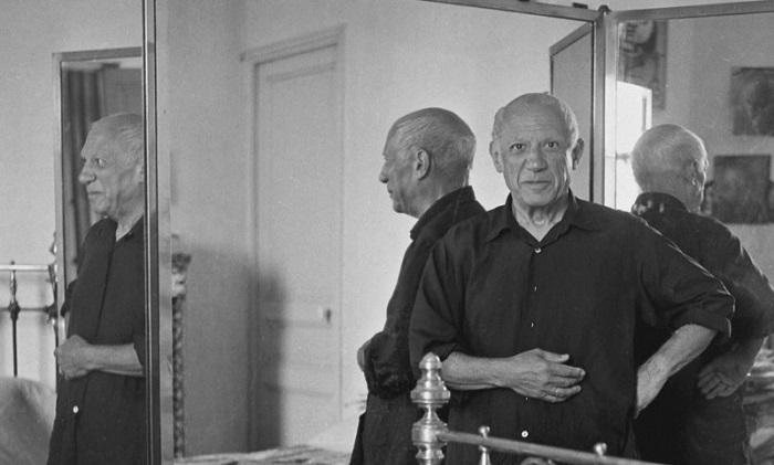 Picasso en su habitación en su mansión La Galloise (1954). Foto Edward Quinn