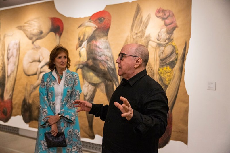 Roberto Fabelo explicando una de sus obras minutos antes de inaugurar su exposición