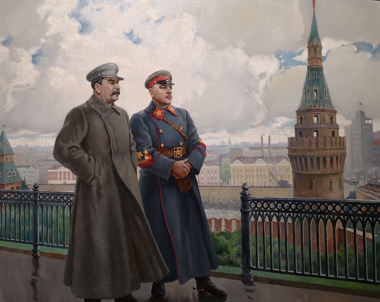 Stalin y Voroshílov pasean por las murallas del Kremlin