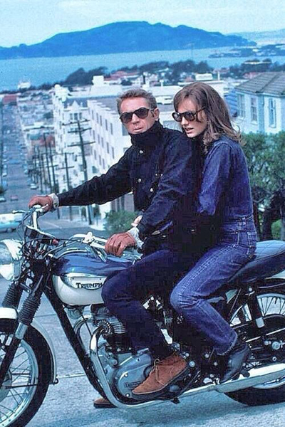 Steve McQueen y Jacqueline Bissett en una Triumph