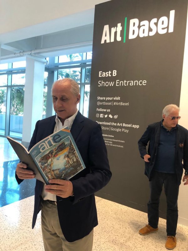 José Carlos con la revista Arte por Excelencias en Art Basel 