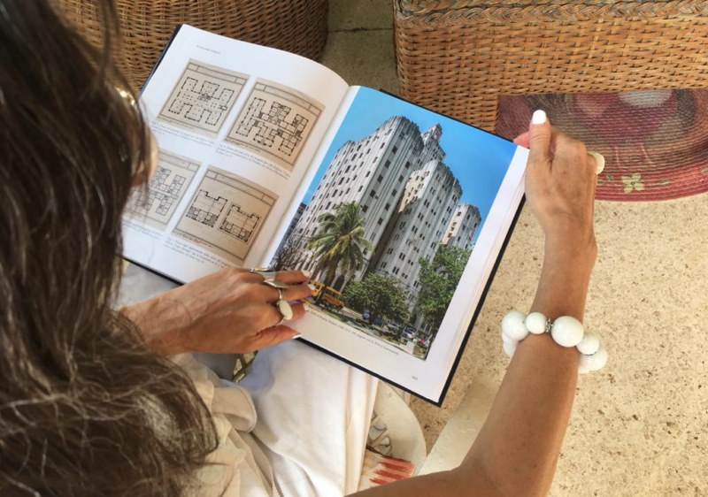 Libro Art Decó en La Habana en manos de su autora Alessandra Anselmi