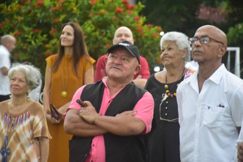 El notable artista visual cubano Nelson Domínguez entre el público asistente a la inauguración