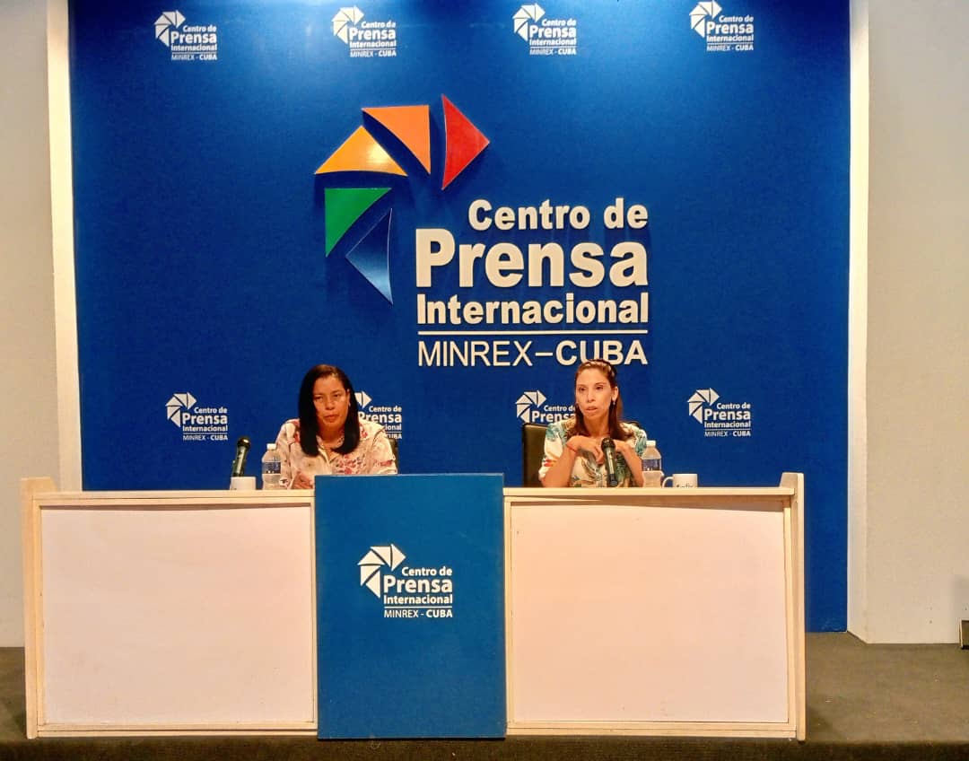 De izquierda a derecha, María Eugenia Chang, especialista del equipo comercial, y Martha Ivis Sánchez Ortiz, directora adjunta, ambas del Fondo Cubano de Bienes Culturales.
