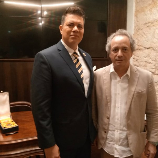 El Dr. Daniel Martín, presidente del Instituto Latino de la Música, y Javier Leal, hijo del Dr. Eusebio Leal Splenger.