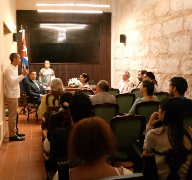 Público en la entrega de Premio Internacional Gaviota, conferido a Eusebio Leal 