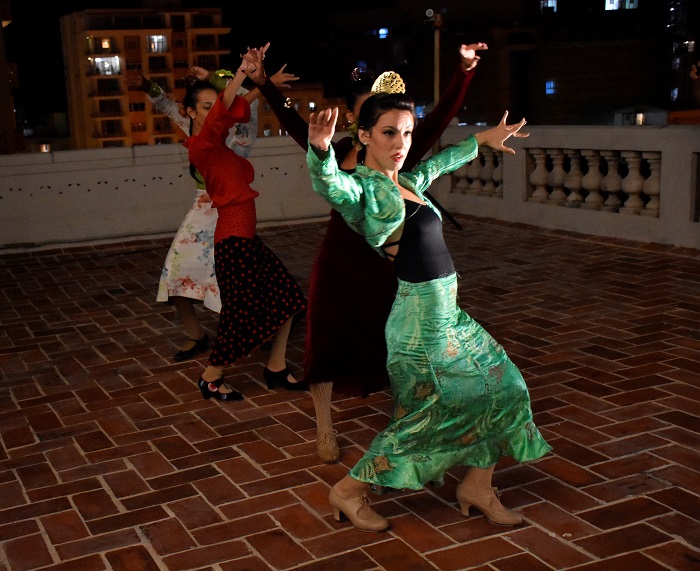 Jóvenes bailando flamenco