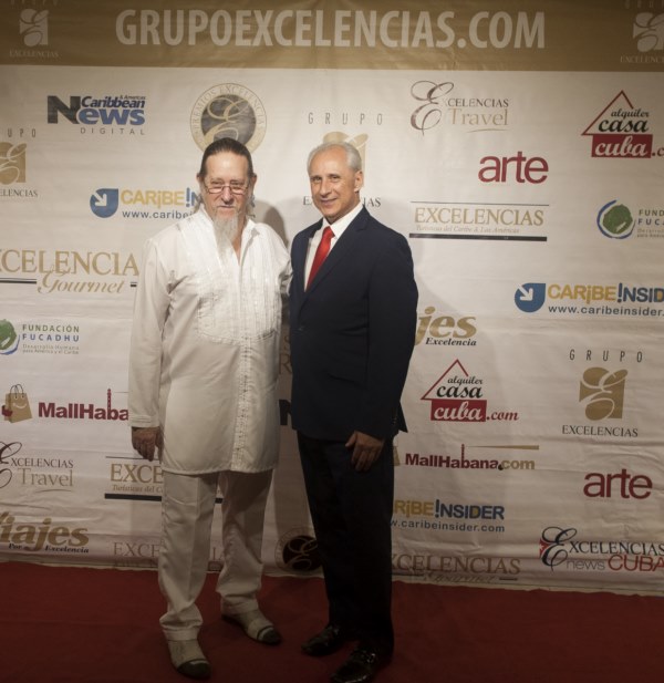 Edesio Alejandro junto a José Carlos de Santiago en la entrega de los Premios Excelencias Cuba 2017