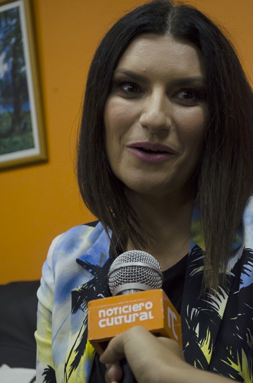 Laura Pausini ofrece declaraciones a la prensa