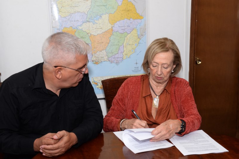viceministro de Cultura cubano, Fernando León Jacomino y la Ministra de Educación y Cultura de Uruguay, María Julia Muñoz