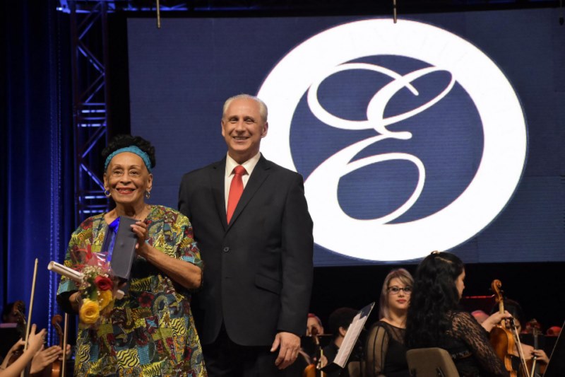 Omara recibe el Premio Excelencias de manos del sr. José Carlos de Santiago