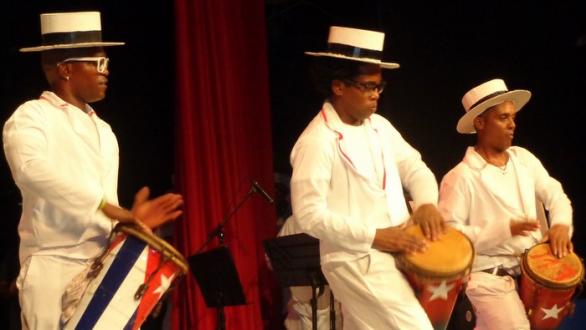Músicos de la Conga de Los Hoyos durante su presentación en el Teatro Martí de Santiago de Cuba