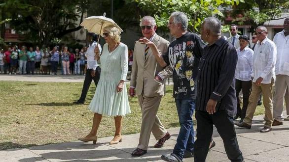 Príncipe Carlos y su esposa Camila junto a Guille Vilar en el Parque Lennon