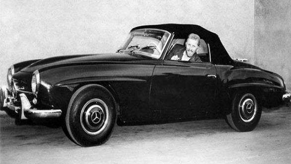 Kirk Diuglas en su Mercedes-Benz deportivo