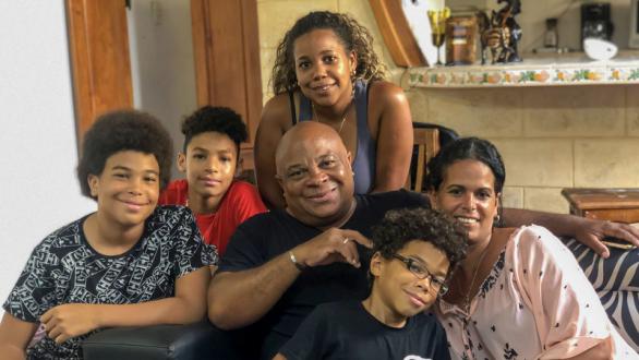 Waldo Mendoza junto a su familia en su casa