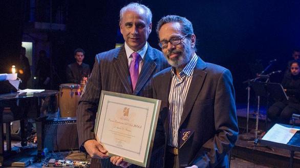 Sr. José Carlos de Santiago, presidente del Grupo Excelencias, entrega el Premio Excelencias al maestro Leo Brouwer. 